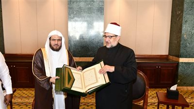 إمام الحرم النبوي يهدي وزير الأوقاف نسخة من كتاب الله