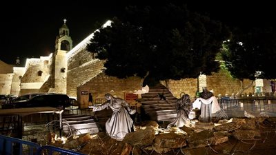 العالم يحتفل ومهده يتشح بالسواد.. مشاهد من آخر الاستعدادات لعشية عيد الميلاد بـ بيت لحم