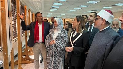 قيادات المشيخة ووزيرة الثقافة يفتتحون معرضا فنيا على هامش ملتقى الأزهر للكاريكاتير