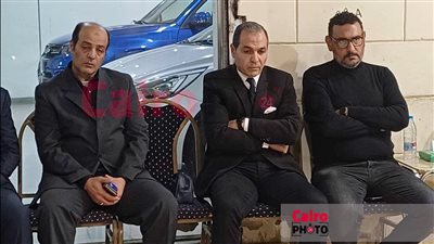 الحزن يسيطر على تامر عبد الحميد نجم الزمالك السابق في عزاء والدته | بث مباشر