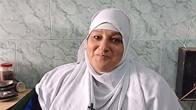 بطبخ بالسمن البلدي.. سيدة توزع وجبات طعام احتفالًا بمولد السيدة نفيسة: بقالي 35 سنة بخدم أهل البيت | بث مباشر