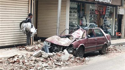 بسبب الفيضة الصغرى.. تحطم سيارة إثر انهيار شرفة عقار بمنطقة العطارين وسط الإسكندرية