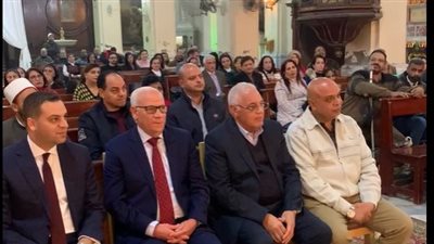 أشجار الكريسماس وأضواء الميلاد.. محافظ بورسعيد يشارك الأقباط الاحتفال بعيد الميلاد المجيد | بث مباشر