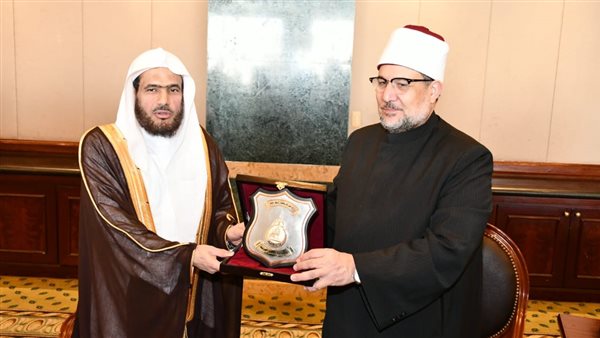 وزير الأوقاف وإمام