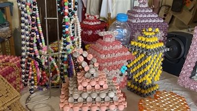 بالخيوط والخرز.. فتيات أقصريات يبدعن فنًا يدويًا يبهر السائحين | صور