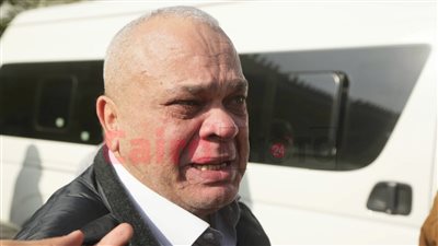 انهيار شقيق حسام البدري لحظة تشييع جثمان والدته بمسجد السلام