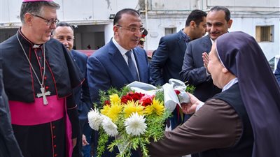 محافظ الإسكندرية يشارك الأقباط احتفالاتهم بعيد الميلاد المجيد