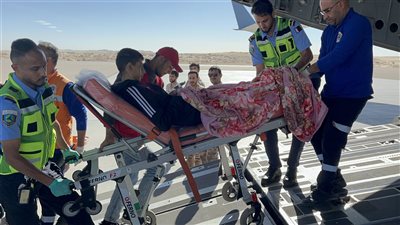 طائرة قطرية تنقل 13 مصابا فلسطينيا لتقديم العلاج لهم من مطار العريش