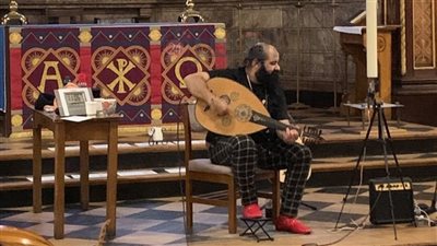 مصري حقق رقما قياسيا في عزف العود بلندن تضامنا مع فلسطين: هذا ما أستطيع إغاثة غزة به