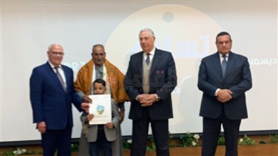 ازرعوا وعمروا.. وزير التنمية المحلية يسلم 127 عقد تمليك للمزارعين ببورسعيد| صور