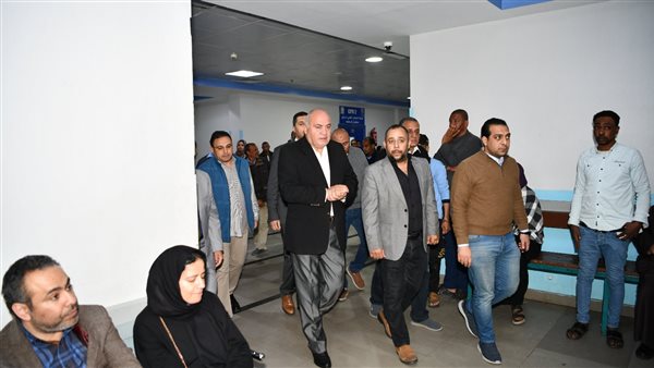 محافظ قنا يزور المصابين
