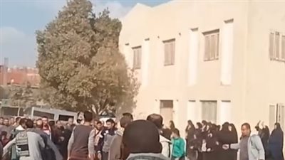 حست بالذنب.. انهيار والدة صغيرين بالفيوم توفيا إثر حريق منزلهم أثناء تشييع جنازتهما| بث مباشر