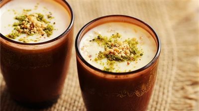 طريقة عمل السحلب بالحليب البودرة بدون أن يتكتل.. هل يُشترط إضافة النشا؟