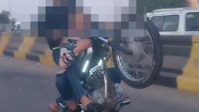إشارات خادشة وسرعة جنونية.. الأمن يفحص فيديو لشاب وفتاة خلال قيادة موتوسيكل |فيديو