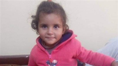 الكلاب حواليها بيحرسوها.. العثور على صغيرة عارية بزراعات خلف موقف سيارات بقنا