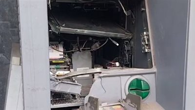 سحبت فلوسه.. مواطن يحطم ماكينة صراف آلي في السويس | بث مباشر 