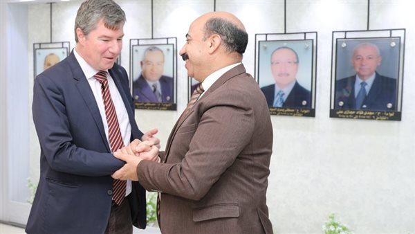 محافظ أسوان وسفير