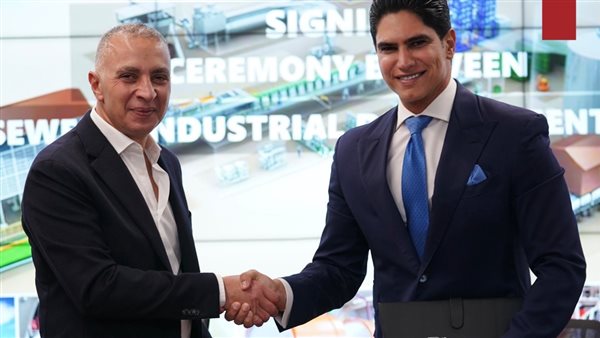 جانب من التوقيع 