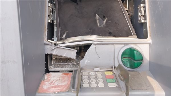 شخص يحطم ماكينة صراف