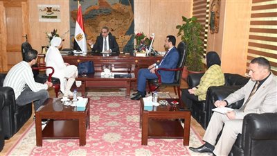 محافظ الفيوم يبحث مع مسؤولي إحدى المؤسسات الخيرية التوسع في القوافل الطبية لأمراض العيون