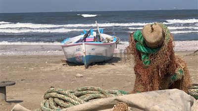 المراكب راسية.. توقف حركة الصيد بسبب الأمطار وارتفاع الأمواج ببورسعيد | صور