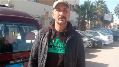 عثر عليه خلال عمله.. حارس سيارات يرد مبلغا ماليا لوالد صغيرة مصابة بالسرطان في الشرقية