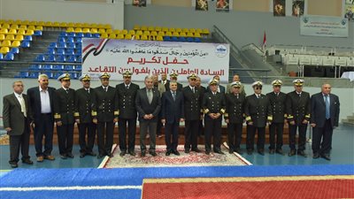 الفريق أسامة ربيع يكرم العاملين المحالين للتقاعد بهيئة قناة السويس