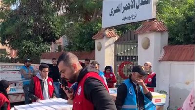 تضم بطاطين ومواد غذائية.. الهلال الأحمر في بورسعيد يجهز قافلة إغاثية للأشقاء بغزة |بث مباشر 