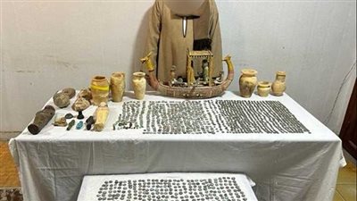 بحيلة ذكية.. تفاصيل ضبط موظف بالمعاش بالمنيا بحوزته 1855 قطعة أثرية | بث مباشر