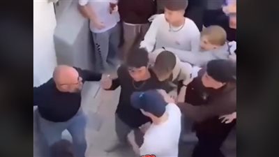 طلاب إسرائيليون يحاولون الاعتداء على مديرة مدرسة في تل أبيب بسبب دفاعها عن فلسطين