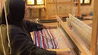 الكليم بالنول الخشبي.. فن يُبهر السائحين ويقبلون على اقتنائه بالأقصر| صور