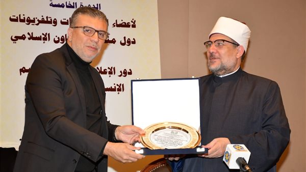 عمرو الليثي يهدي