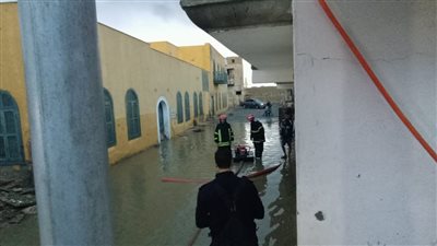 سقوط أمطار غزيرة بمدينة القصير والدفع بسيارات لسحب المياه المتراكمة | صور