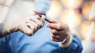 بتر عضوه الحساس.. الحبس سنة لطبيب تسبب في عاهة مستديمة لصغير أثناء عملية طهارة بقنا 