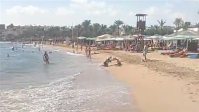 السياح يستمتعون بالأجواء على شواطئ شرم الشيخ قبل 24 ساعة من احتفالات رأس السنة | بث مباشر