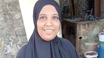 قصة كفاح سيدة تعمل في ورشة نجارة لمساعدة زوجها ببني سويف: كل هدفي إني أعلم أولادي| بث مباشر