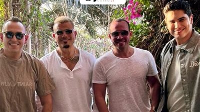 عمرو دياب يحتفل بنجاح ألبوم مكانك في دبي مع أبو هشيمة ومحمد زكي وياسر عبد المقصود