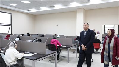 رئيس جامعة المنصورة الجديدة يتفقد سير أعمال امتحانات الفصل الدراسي الأول