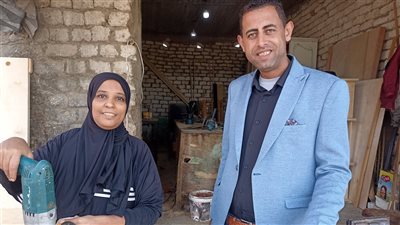 الأسطى رشا.. سيدة تعمل مع زوجها في ورشة لأعمال الموبيليا: هو اللي علمني وكتفي في كتفه 