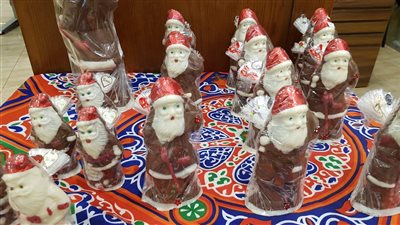 بابا نويل وأكواخ بالشيكولاتة.. أحدث مظاهر الاحتفال برأس السنة في الأقصر