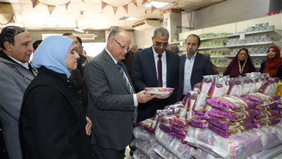 محافظ القاهرة يجري جولة مفاجئة على منافذ السلع للتأكد من تدوين الأسعار