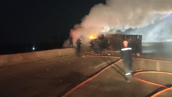 حريق تريلا على طريق