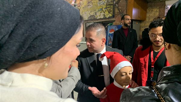 جانب من توزيع الهدايا