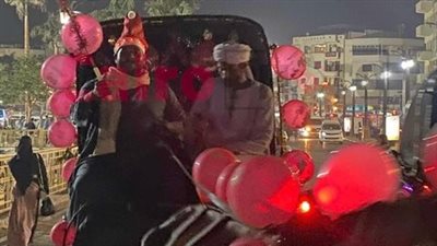 بالبالونات وطراطير بابا نويل.. الحنطور يتزين في الأقصر لاستقبال العام الجديد