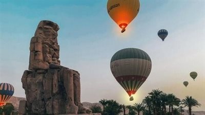 في أول أيام العام الجديد.. 1650 سائحًا على متن 62 رحلة بالون بسماء الأقصر 