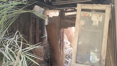 شاهد عيان على واقعة عقار الزيتون: فجأة لقينا السقف نزل على القهوجي المسن وملحقناش ننقذه | صور وفيديو