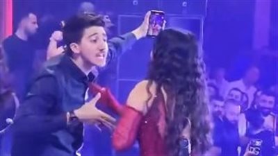 رد فعل غريب لهيفاء وهبي بعد اقتحام معجب مسرح حفلها في بيروت