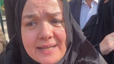 تشييع جثمان الإعلامية كاريمان حمزة.. وابنتها: كانت أول مذيعة محجبة | بث مباشر