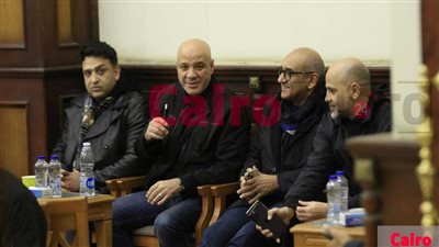 تامر حسين وعزيز الشافعي ومصطفى عاطف أول الحضور في عزاء والدة الموزع أحمد عادل