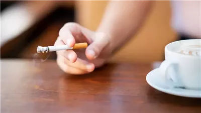 من بينها الحارة والسكريات.. أطعمة تصعب الإقلاع عن التدخين 